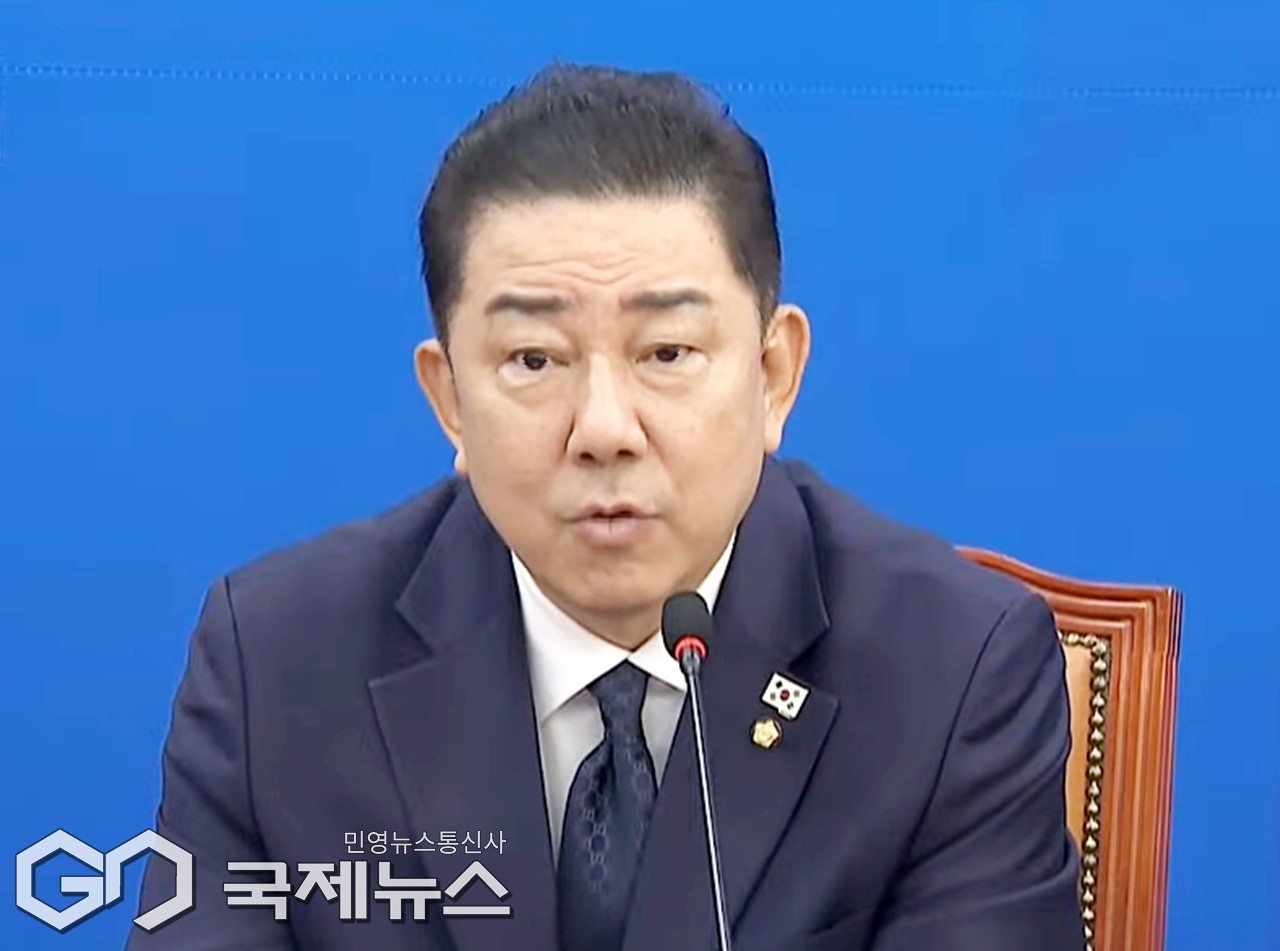 ▲김병기 더불어민주당 원내대표는 1일 오전 국회에서 정책조정회의를 주재하며 특정 국가의 국민을 겨냥하는 건 위험한 외국인 혐오라고 지적하고 있다./사진=이용우 기자 