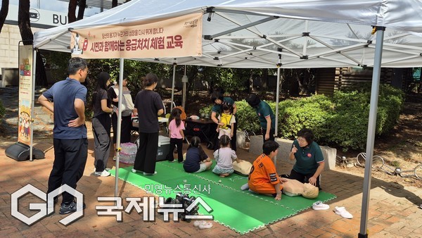 ​스포원파크에서 운영한 방문객 대상 심폐소생술 교육에서 시민들이 필수 응급처치 교육 실습에 참여하고 있다/제공=부산시설공단​
