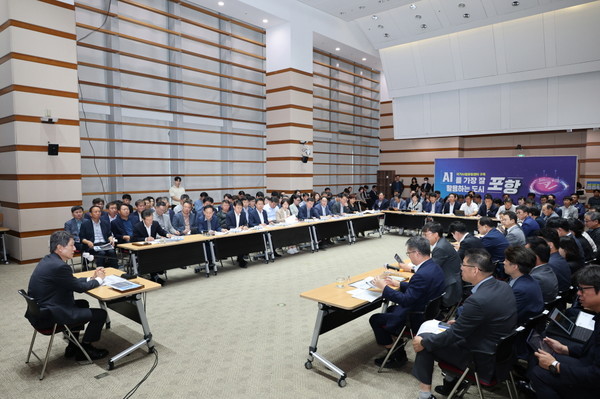 사진은 이강덕 포항시장이 1일 시청 대회의실에서 10월 확대간부회의를 주재한 자리에서 추석 연휴를 맞아 민생 안정과 지역 경제 활성화를 위해 현안 업무에 만전을 기해 줄 것을 당부했다. (사진 = 포항시)