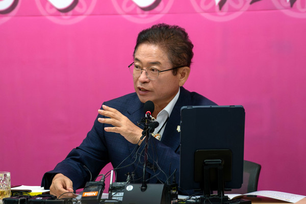 (사진=김진태 기자) 도정 현안 브리핑 하는 이철우 지사