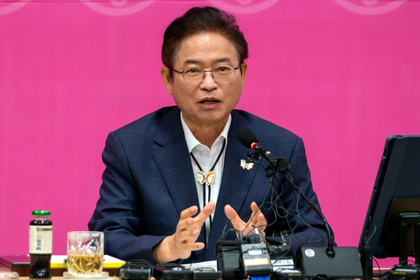 (사진=김진태 기자) 도정 현안 브리핑 하는 이철우 지사