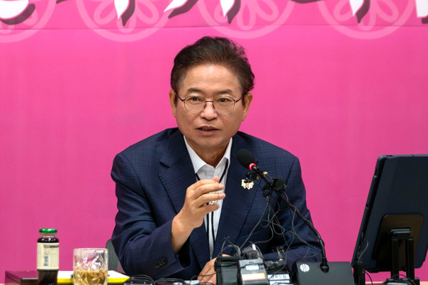 (사진=김진태 기자) 도정 현안 브리핑 하는 이철우 지사