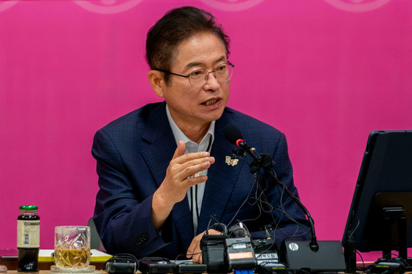 (사진=김진태 기자) 도정 현안 브리핑 하는 이철우 지사