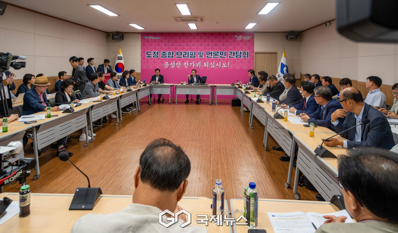 (사진=김진태 기자) 도정 현안 브리핑 하는 이철우 지사