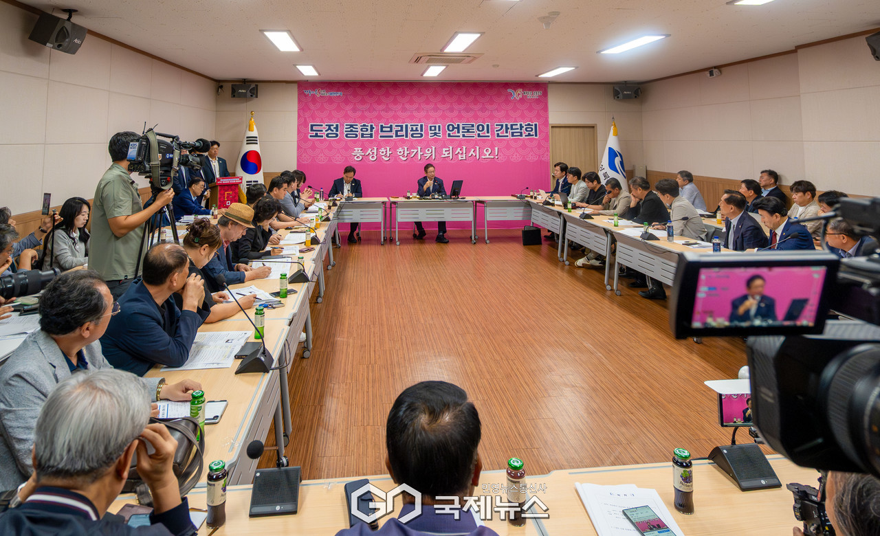 (사진=김진태 기자) 도정 현안 브리핑 하는 이철우 지사