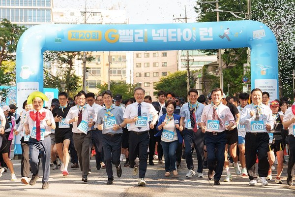 제20회 G밸리 넥타이 런 출발선에서 내빈과 참가자들이 함께 힘차게 달리고 있다. (제공=빅워크)