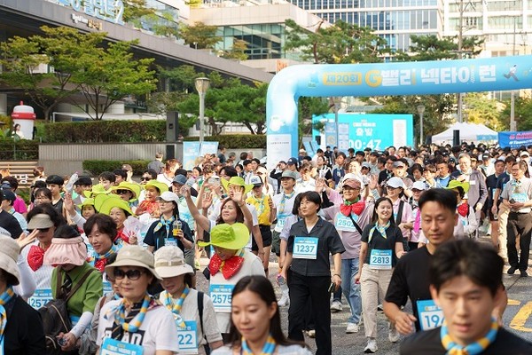 넥타이 런에 참가한 시민들이 코스를 달리며 축제를 즐기고 있다. (제공=빅워크)