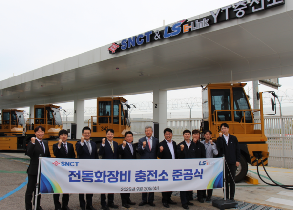 선광신컨테이너터미널(SNCT)이 전국 항만 최초로 ‘전동화 하역장비 전용 전기충전소’를 구축했다. 사진=인천항만공사