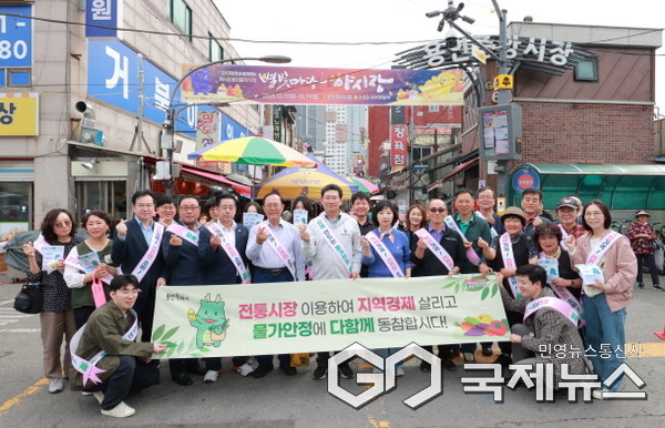 2일 용인중앙시장에서 이상일 시장이 물가안정캠페인을 하고 있다(사진=용인시)