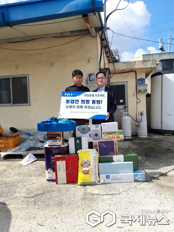 조정식 농협자산관리 대구경북지사장 (사진 오른쪽)(사진제공=농협대구본부)