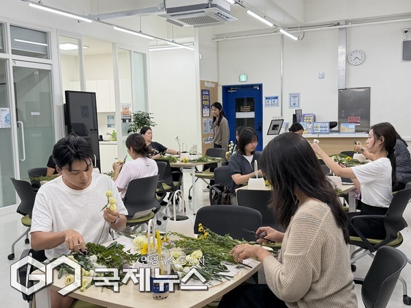 청년 미술 동아리 ‘청년끼리-비비작작’이 직접 기획·준비한 전시회가 제주청년센터 7층 공간에서 열렸다. 청년 작가들이 선보인 작품들은 창의성과 다양성을 보여주며, 청년 문화가 가진 잠재력을 드러냈다.[사진=제주청년센터]