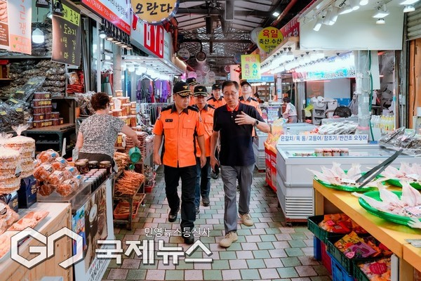 제20대 제주소방안전본부장으로 취임한 박진수 소방준감이 다가오는 추석 연휴에 대비해 화재에 취약한 전통시장 현장점검으로 첫 공식 업무를 시작했다.[사진=제주소방안전본부]