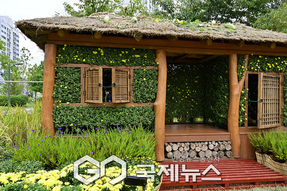 가을비 촉촉이 내린 추석 연휴, 숭의역 수인선바람길숲에서 인천국화전시회 (사진=안희영 기자)