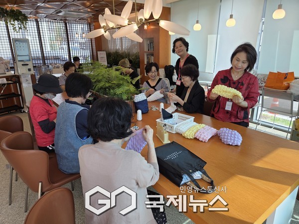 노인의날 기념행사 토탈공예 체험 [사진제공=은곡시니어센터]