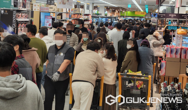 이마트 쓱세일 인파 (사진=국제뉴스)