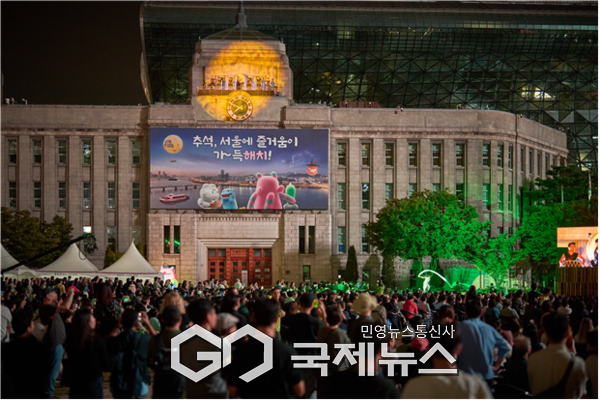 지난 4일 '서울어텀페스타' 개막공연 중 서울도서관 옥상무대에서 진행된 '백호'(타악그룹 타고) 공연을 관람하는 시민들 ⓒ서울문화재단