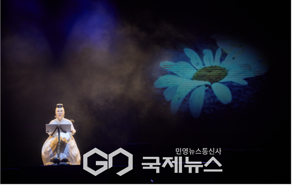 서울광장서 열린 '서울어텀페스타' 개막공연에서 배우 박정자가 낭독극 ‘영영이별 영이별’을 선보이고 있다 ⓒ서울문화재단