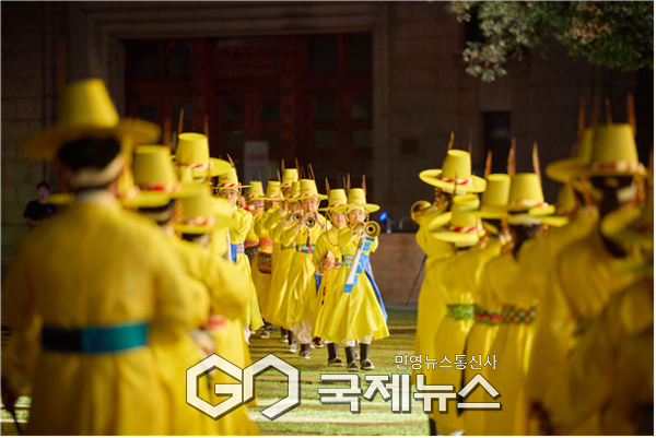 서울어텀페스타 개막공연에서 서울어린이취타대가 관객석 사이에서 행진하고 있다 ⓒ서울문화재단