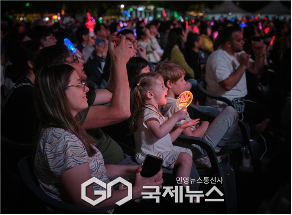외국인 관광객이 '서울어텀페스타' 개막 공연을 즐기고 있다 ⓒ서울문화재단