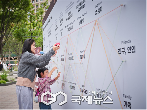 서울어텀페스타 개막을 맞아 서울광장서 마련된 체험 프로그램을 시민이 즐기고 있다 ⓒ서울문화재단