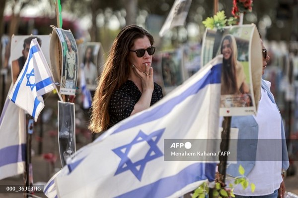 하마스 공격 1주년을 하루 앞둔 2024년 10월 6일 이스라엘 남부 키부츠 림 근처의 페스티벌 현장에서 한 여성이 하마스 공격으로 사망하거나 납치된 희생자들을 추모하는 기념관을 방문했다. 사진제공/AFP통신