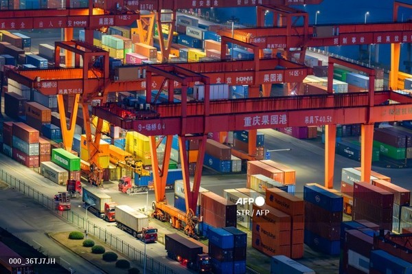 중국 충칭 궈위안 항구에서 운송을 기다리는 컨테이너. 사진제공/AFP통신