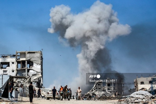 25일 가자지구 북부 자발리아에서 이스라엘의 공습으로 연기가 피어오르고 있다. 사진제공/AFP통신