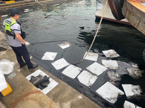 경비함정과 방제정, 드론 등을 투입해 신속한 방제와 이틀에 걸쳐 유흡착재 약 400kg을 투입해 방제를 완료했다. ⓒ 여수해경