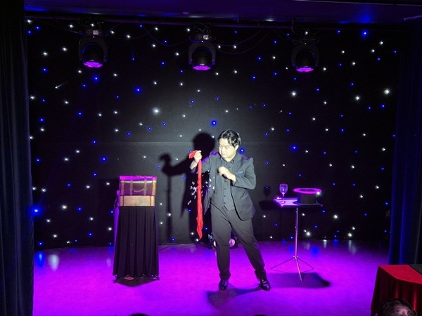 11일 청주 더퍼포머 마술극장에서 ‘도기문의 인간적인 마술사’ 공연이 펼쳐지고 있다.(사진=이인영 기자)