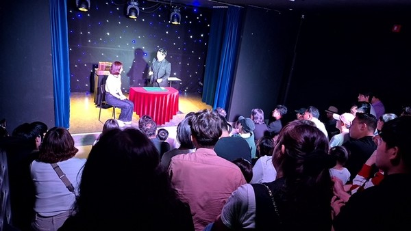 11일 청주 더퍼포머 마술극장에서 ‘도기문의 인간적인 마술사’ 공연이 펼쳐지고 있다.(사진=이인영 기자)
