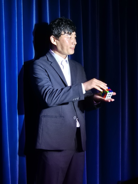 11일 청주 더퍼포머 마술극장에서 ‘도기문의 인간적인 마술사’ 공연이 진행되고 있는 가운데 이날 공연을 기획한 노경학 마술사가 큐브마술을 선보이고 있다.(사진=이인영 기자)