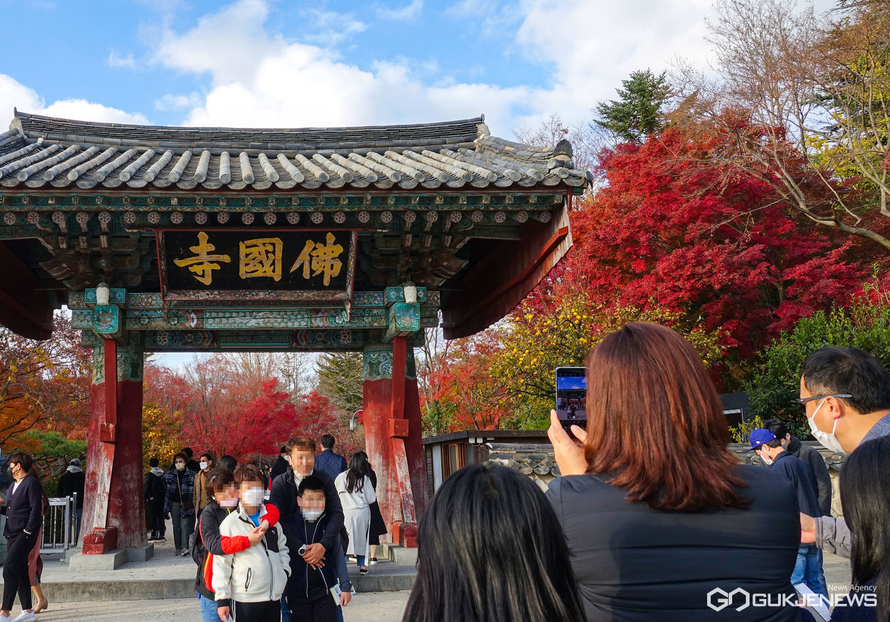 (사진=김진태 기자) 불국사의 가을을 즐기는 관광객들
