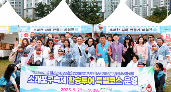 최근 열린 제25회 소래포구축제 기간에 인천국제공항 외국인 환승객이 축제장을 방문, 한국의 전통과 한류 문화를 직접 체험하는 특별한 시간을 가졌다. 사진=남동구