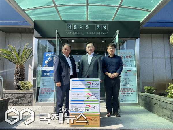 제주양돈농협(조합장 고권진)은 추석연휴를 맞이해 한국법무보호복지공단 제주지부(지부장 김성균)에 법무보호대상자를 위한 돈육 80kg을 전달했다.[사진=한국법무보호복지공단 제주지부]