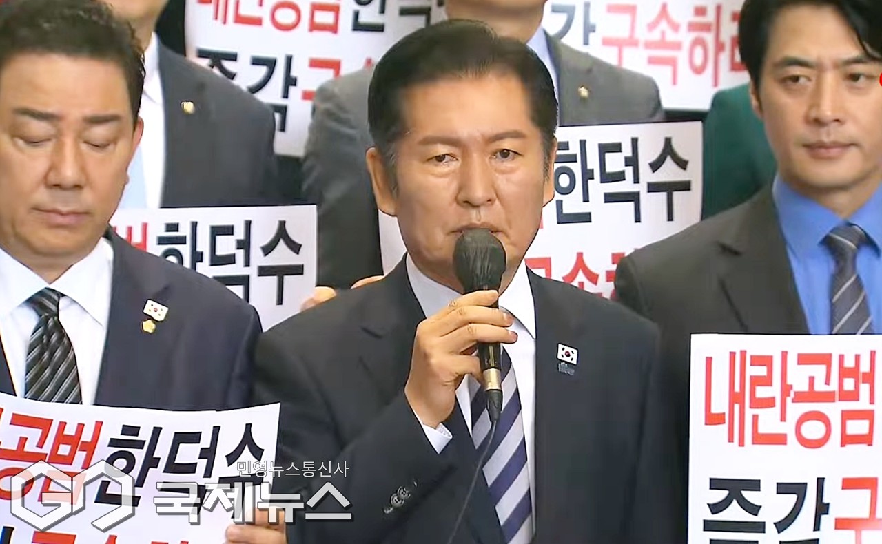 ▲정청래 더불어민주당 대표는 14일 오전 국회 본청 로텐더홀 계단에서 열린 한덕수 등 국무위원 내란공모 규탄대회에서 비상계엄 내란 우두머리와 공범들의 민낯이 낱낱이 드러난 만큼 이제 응당한 심판과 처벌을 해야 한다고 규탄사를 하고 있다./사진=이용우 기자