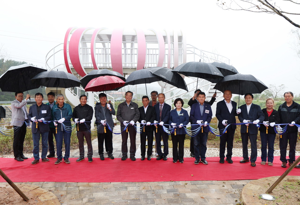 13일 주민화합공원이 태안읍 산후리 222번지에 준공식을 갖고 주민 건강증진과 화합의 장이 마련됐다(태안군)