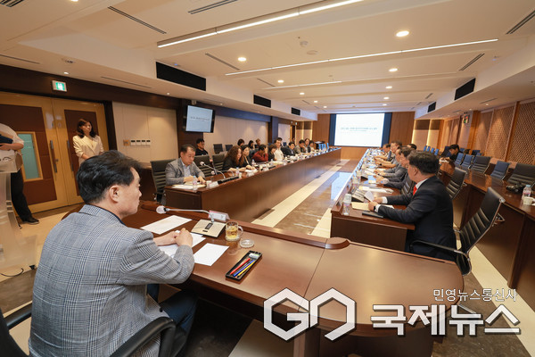 (사진/군포시 제공) 지난 9월 26일 시청 중회의실에서 군포시 철도 지하화 범시민추진위원회 임시총회를 개최하고 있다.