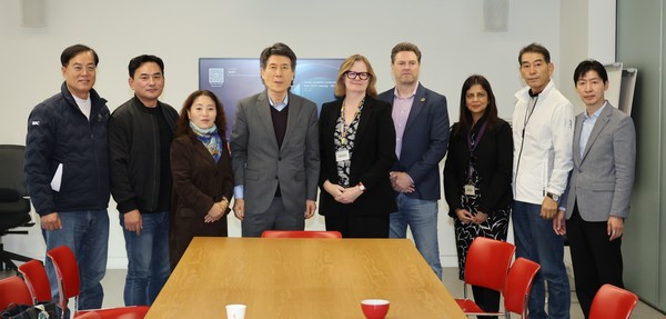  포항시와 포항시의회 대표들이 13일 영국 런던의 UCL을 방문해 교수들과  면담을 가진 후 단체 기념촬영을 하고 있다. (사진 = 포항시)