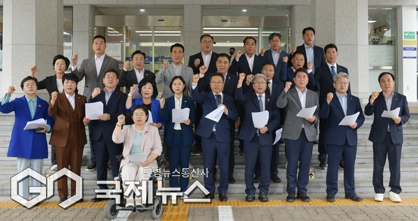 민주당 소속 의원들은 14일 제주도의회 앞에서 기자회견을 열고 “장 대표가 4·3을 공산폭도로 매도한 영화 ‘건국전쟁2’를 관람한 뒤 ‘다양한 관점을 존중해야 한다’고 발언한 것은 4·3의 역사적 진실을 부정한 망언”이라며 “제주도민과 희생자 유족의 명예를 짓밟는 행위”라고 비판했다.[사진=제주도의회]