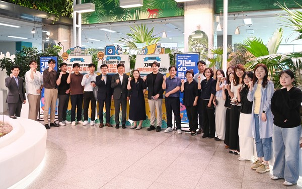 조용익 부천시장(왼쪽에서 8번째)이 ‘혁신·적극행정 우수사례 전시회’를 둘러본 뒤 직원들과 기념 촬영을 하고 있다. 사진=부천시