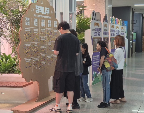 시민들이 ‘혁신·우수사례 전시회’에 마련된 정책나무에 ‘BEST of BEST 사례’를 투표하고 있다. 사진=부천시