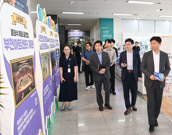 조용익 부천시장(오른쪽)이 ‘기본을 심다, 혁신이 피어나다’를 주제로 열린 ‘혁신·적극행정 우수사례 전시회’를 둘러보고 있다. 사진=부천시