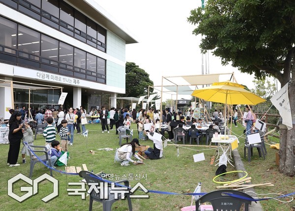 제주 최대의 책 축제인 ‘제9회 제주독서대전’이 오는 10월 24일부터 26일까지 우당도서관 일원에서 ‘책에 폭삭 빠졋수다’를 주제로 열린다.[사진=제주시]