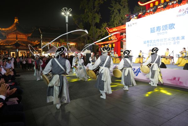 지난 10일부터 13일까지 중국 장쑤성 난징시 친화이구 일대에서 열린 ‘2025 연수주간(Yeonsu Week in Nanjing)’ 행사에서 연수구립 전통예술단이 공연을 하고 있다. 사진=연수구