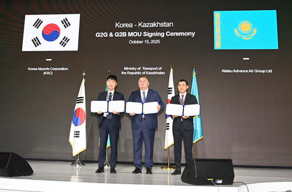 15일, 서울 롯데호텔에서 열린 협약식에서 박재희 한국공항공사 전략기획본부장(왼쪽)이 탈가트 라스타예프 카자흐스탄 교통부 차관(가운데), 세르게이 케가이 AAAG社 CEO(오른쪽)와 함께 기념촬영을 하고 있다.(사진=한국공항공사)