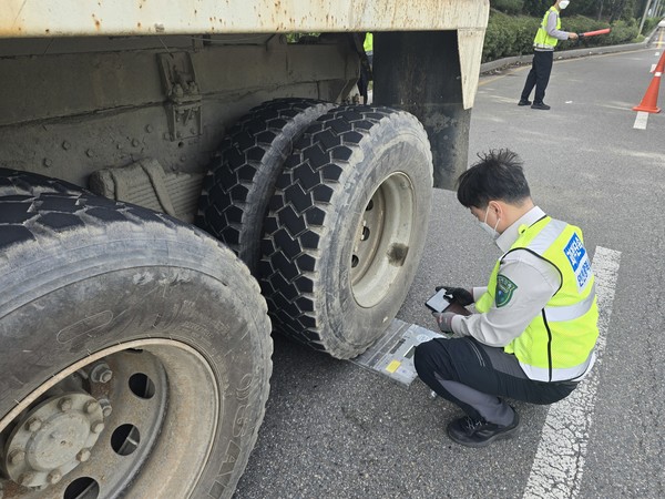 인천시가 15일, 관내 항만을 중심으로 2025년 하반기 과적 운행제한 차량 합동단속 및 캠페인을 실시했다. 사진=인천시