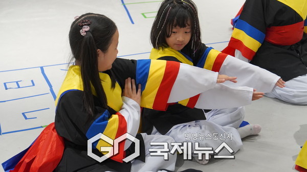 2024년 전통연희 앙상블을 수강하는 어린이 [사진제공=관악문화재단]