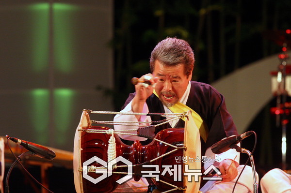 김덕수 명인이 공연하고 있는 사진 [사진제공=관악문화재단]