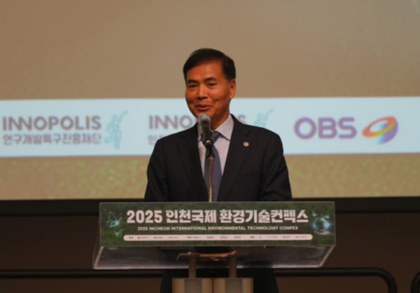15일, 송도컨벤시아에서 열린 ‘2025 인천국제환경기술 컨펙스'에서 황효진 인천시 글로벌도시정무부시장이 개회사를 하고 있다. 사진=인천시