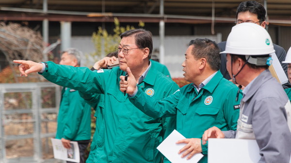 피해현장을 살피는 김윤철 합천군수 자료사진